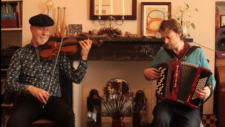 duo playing violin and accordeon 